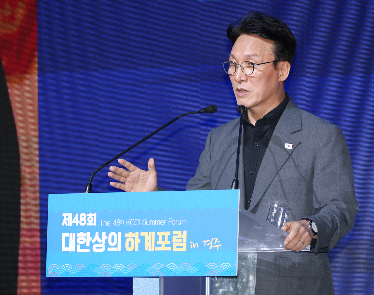 김민석 국무총리가 16일 경북 경주 라한셀렉트 호텔에서 개최된 ‘제 48회 토토사이트 해외축구 중계 하계포럼’에서 강연을 하고 있다. [토토사이트 해외축구 중계 제공]