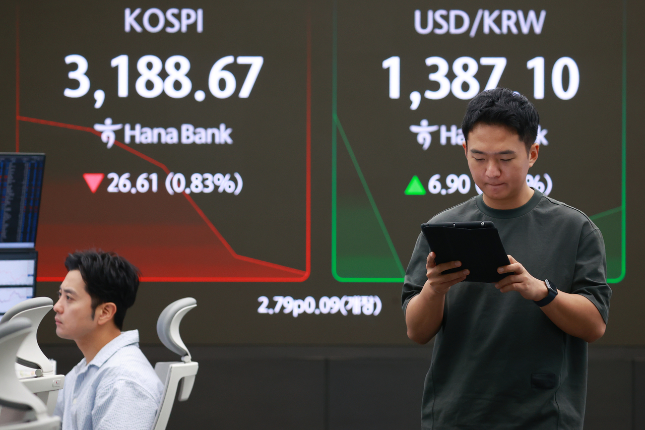 An electronic board showing the Korea Composite Stock Price Index at a dealing room of the Hana Bank headquarters in Seoul on Wednesday. (Yonhap)