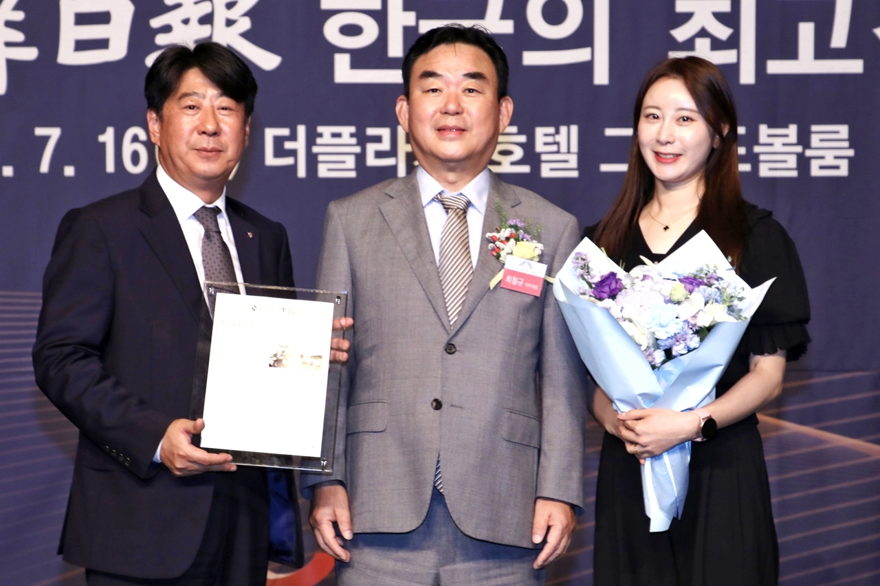 최철규 토토사이트 해외축구 중계 사장 직무대행이 ‘2025 한국의 최고경영대상’ 시상식에서 리더십 부문 대상을 수상한뒤 임직원들과 수상자 기념촬영 포즈를 취하고 있다.