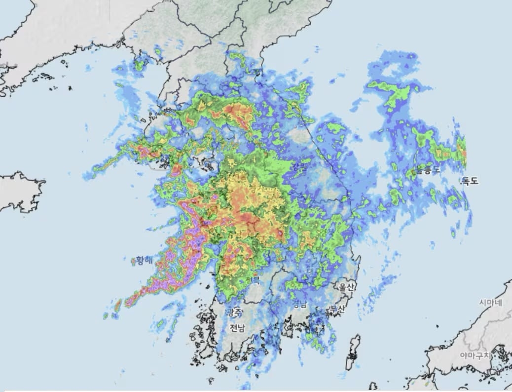 Satellite radar shows heavy rain bands sweeping across central and southern South Korea as of 4 p.m. Wednesday. (Korea Meteorological Administration)