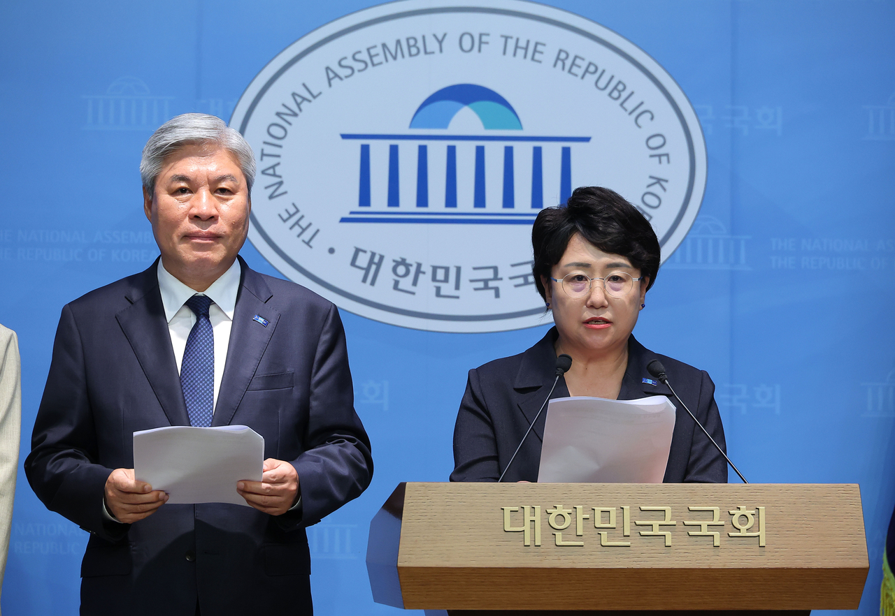 김선민(오른쪽) 토토사이트 디오스 당대표 권한대행, 서왕진(왼쪽) 토토사이트 디오스 원내대표. 사진은 토토사이트 디오스 의원들이 지난달 18일 서울 여의도 국회 소통관에서 ‘검찰독재 정치보복 진상규명과 피해회복을 위한 특별법 발의’ 기자회견을 하는 모습. [연합]