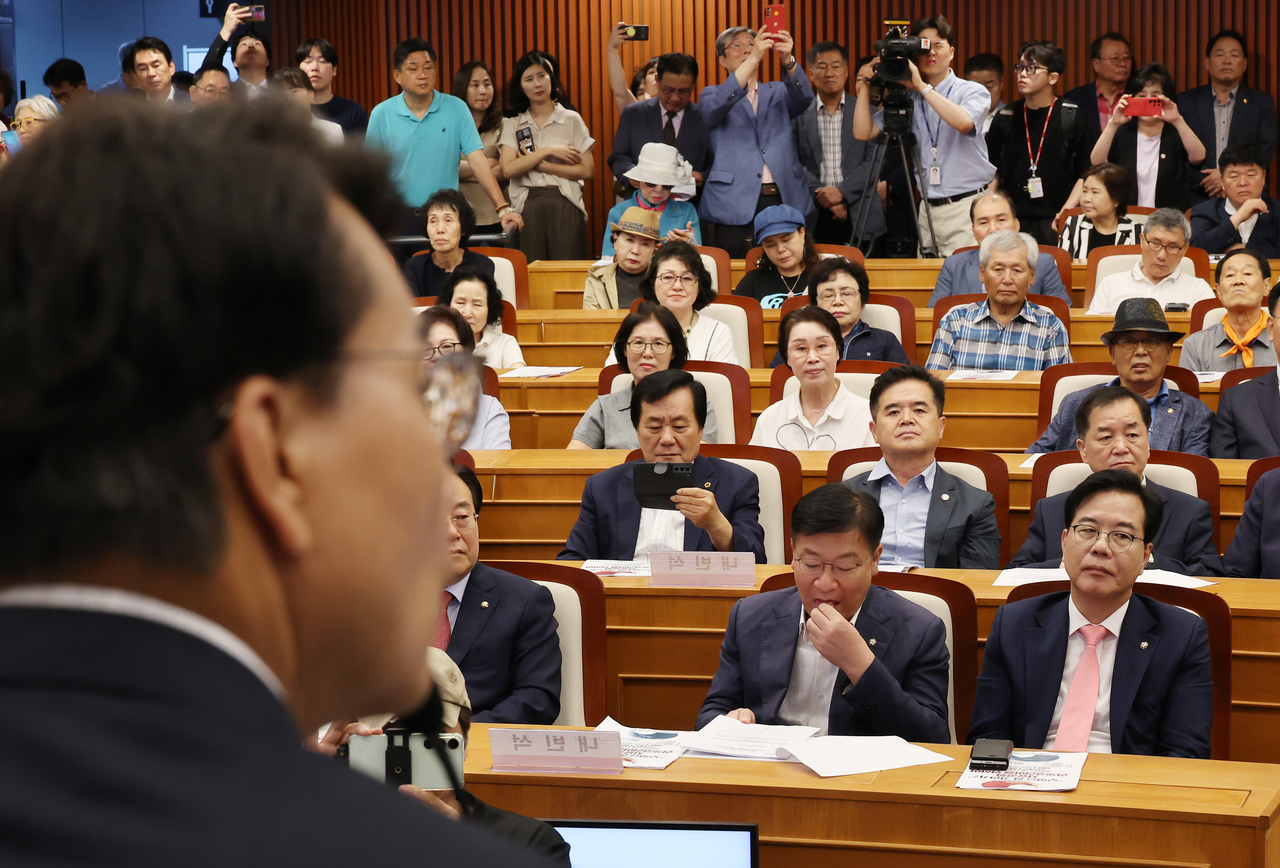 14일 서울 여의도 국회박물관에서 열린 긴급토론회 ‘무엇을 할 것인가?, 자유공화 리셋코리아를 위하여’에서 국민의힘 지도부가 윤상현 의원의 발언을 듣고 있다. [연합]