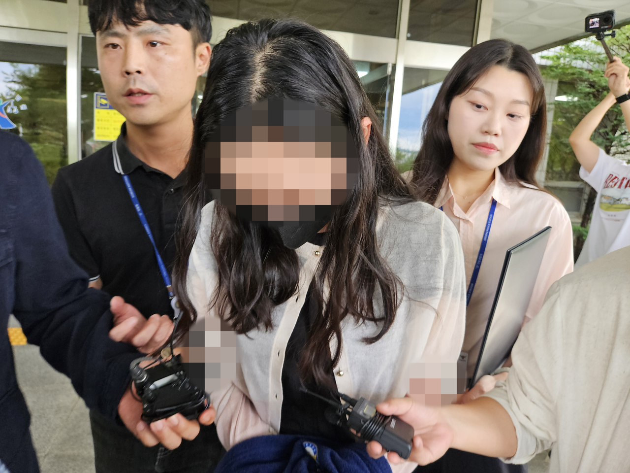 토토사이트 로그인 없이기간 중 학교에 무단 침입한 혐의(건조물 침입 등)로 구속 영장이 청구된 전직 기간제 교사 A 씨가 14일 대구지법 안동지원에서 구속 전 피의자 심문(영장실질심사)을 받은 후 이동하고 있다. [연합]