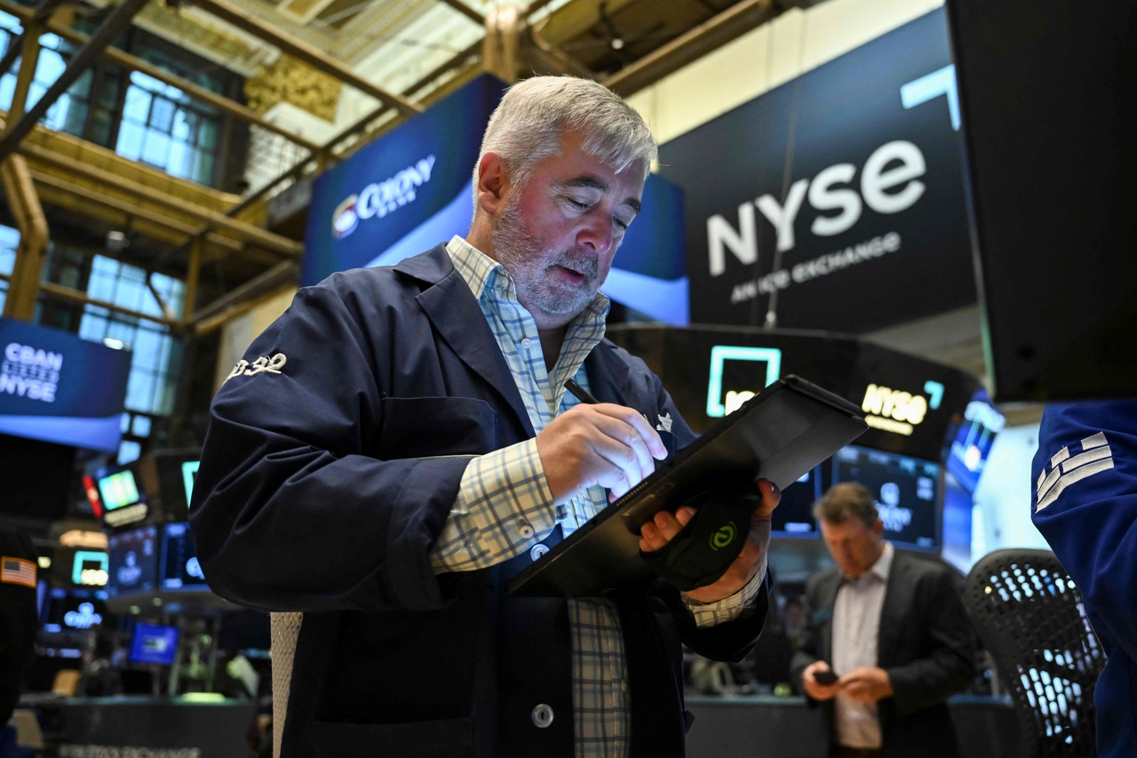 15일(현지시간) 미국 뉴욕증권거래소(NYSE)에서 한 트레이더가 업무를 하는 모습. [AFP]
