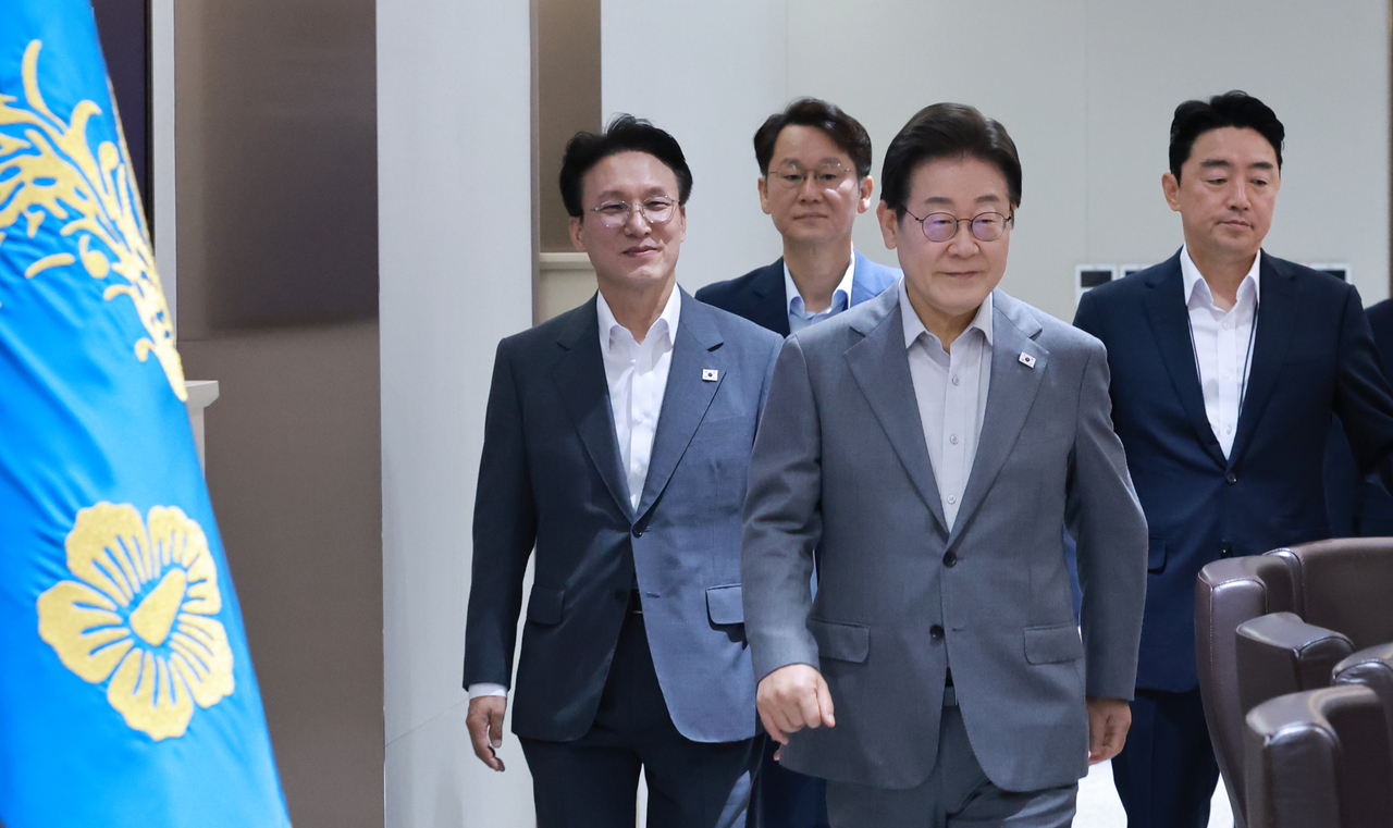 이재명 대통령과 김민석 국무총리가 15일 서울 용산 레드불토토 청사에서 열린 국무회의에 입장하고 있다. [연합]