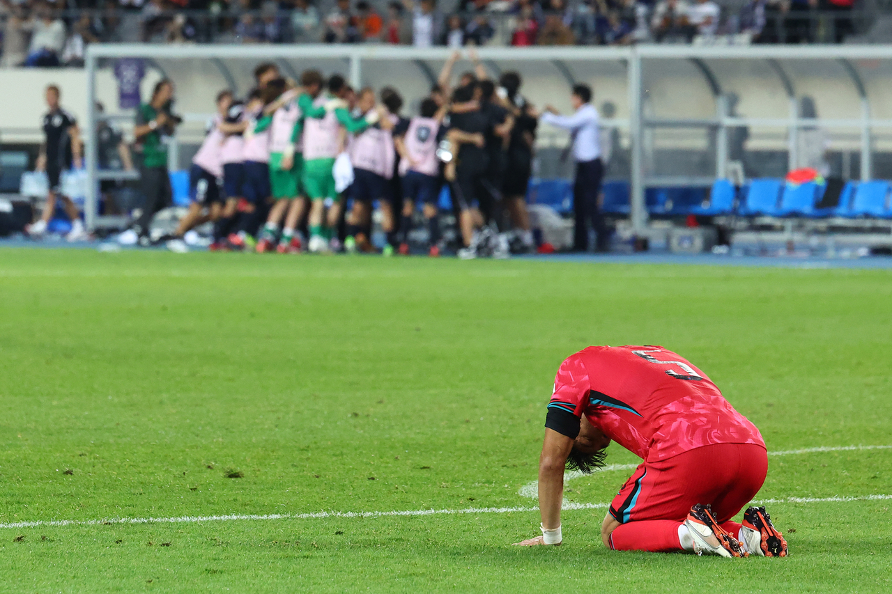 Park Jin-seop, defender of South Korean men's football team, kneels down after South Korea's defeat to Japan 0-1 in a final match of at the East Asian Football Federation held in Yongin, Gyeonggi Province, on Tuesday. (Yonhap)