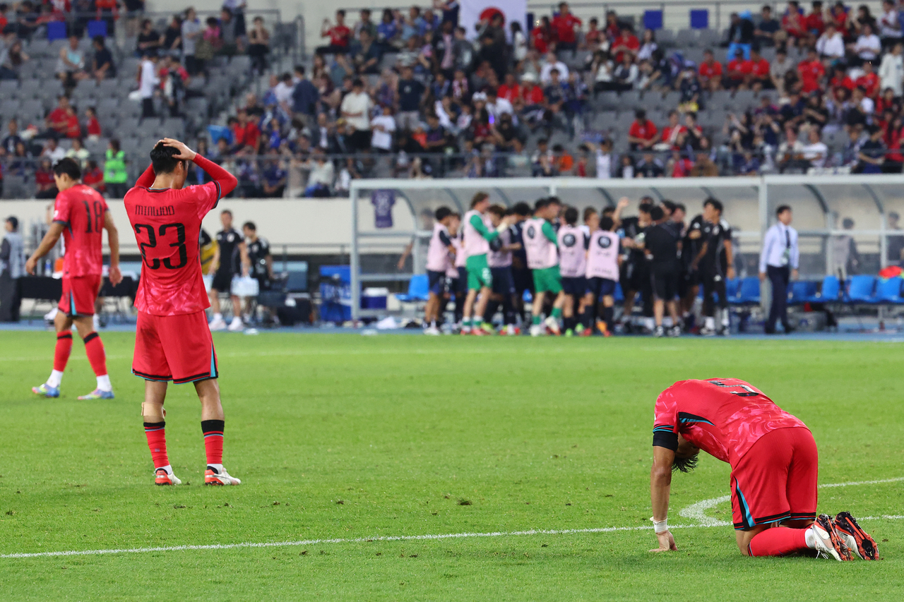 토토사이트 러쉬 축구 대표팀이 15일 경기도 용인미르스타디움에서 열린 2025년 동아시아축구연맹(EAFF) E-1 챔피언십(동아시안컵) 남자부 최종 3차전 일본전서 패한 뒤 아쉬워 하고 있다. [연합]