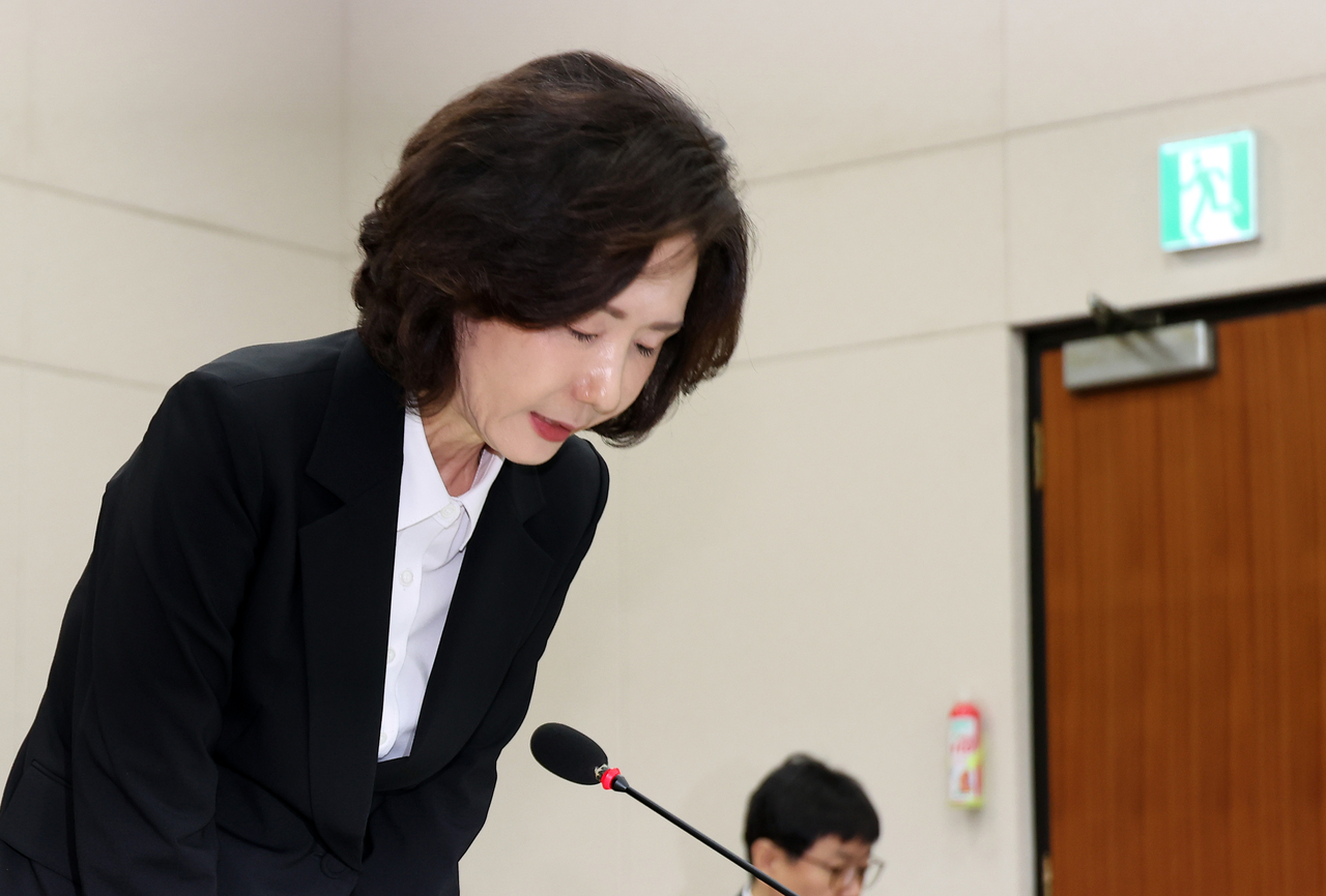 이진숙 사회부총리 겸 교육부 장관 후보자가 16일 서울 여의도 국회 교육위원회에서 열린 인사청문회에서 자녀 조기 유학 등 논란과 관련해 고개숙여 사과하고 있다. [연합]