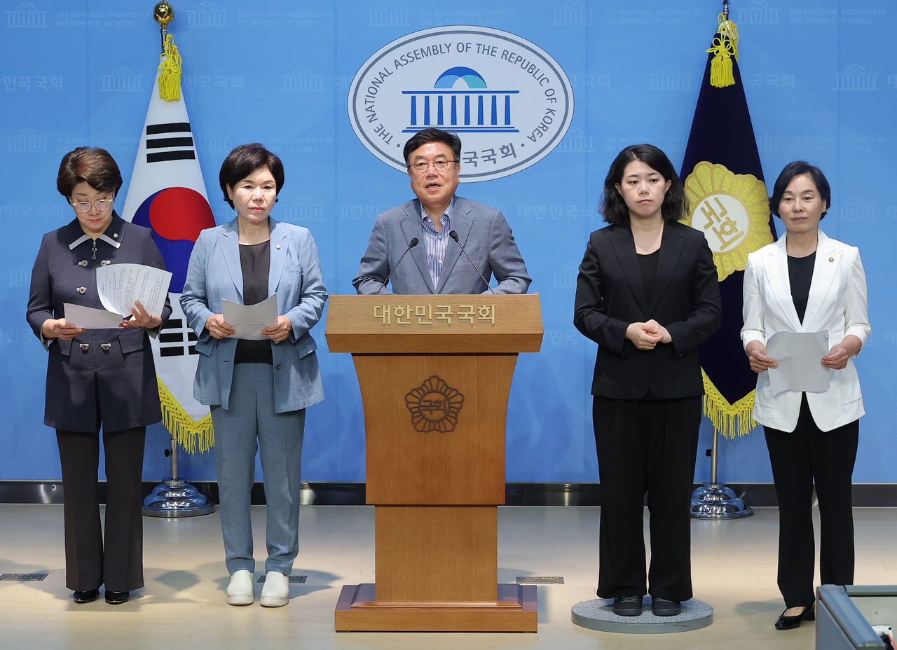 국회 여성가족위원회 소속 국민의힘 의원들이 16일 국회 소통관에서 강선우 여성가족부 장관 토토사이트 비즈 사퇴를 촉구하며 기자회견을 하고 있다. 연합뉴스