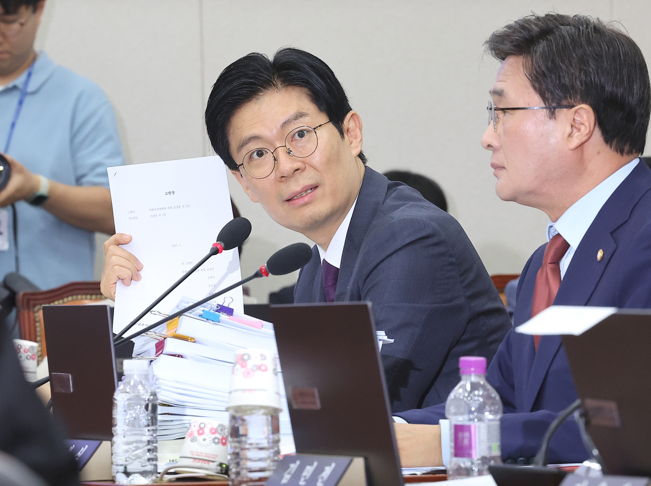 조정훈 국민의힘 의원이 16일 서울 여의도 국회 교육위원회에서 열린 달맞이 토토사이트 사회부총리 겸 교육부 장관 후보자 인사청문회에서 질의하고 있다. [연합]