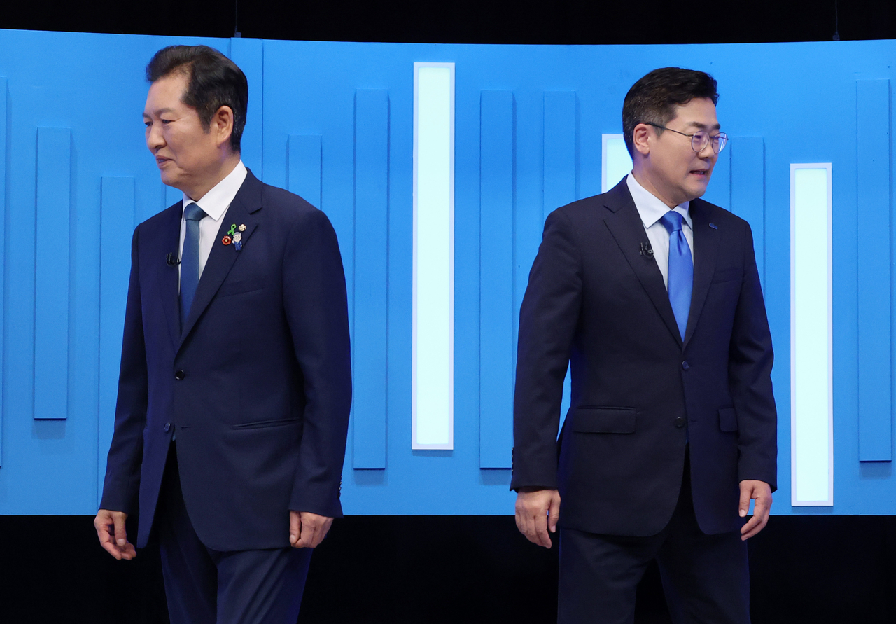 정청래(왼쪽)·박찬대 더불어민주당 당토토사이트 위키 후보가 16일 서울 양천구 목동 SBS에서 TV토론회에 앞서 기념촬영을 한 뒤 자리로 돌아가고 있다. 이상섭 기자