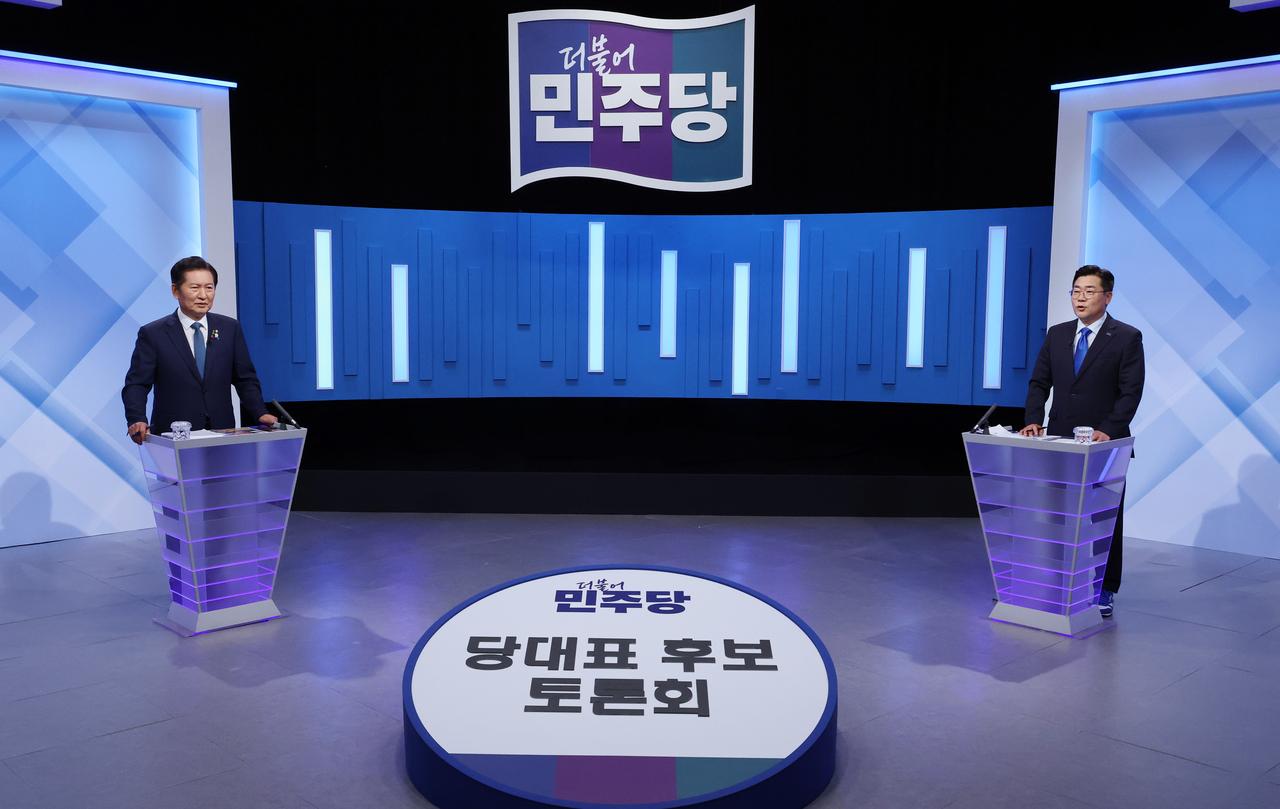 정청래(왼쪽)·박찬대 더불어민주당 당일본 npb 토토사이트 후보가 16일 서울 양천구 목동 SBS에서 TV토론회를 준비하고 있다. 이상섭 기자