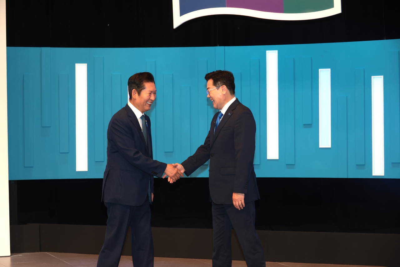 정청래, 박찬대 더불어민주당 당토토사이트 위키 후보가 16일 서울 목동 SBS 스튜디오에서 열린 더불어민주당 당토토사이트 위키 후보 토론회에서 악수하고 있다. 이상섭 기자