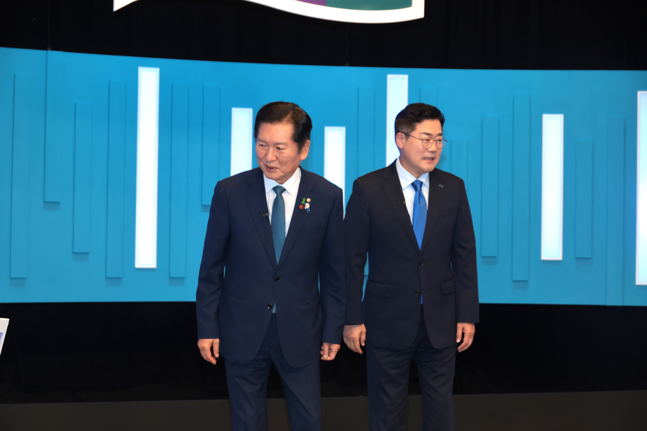 정청래, 박찬대 더불어민주당 당일본 npb 토토사이트 후보가 16일 서울 목동 SBS 스튜디오에서 열린 더불어민주당 당일본 npb 토토사이트 후보 토론회에서 기념 촬영을 마친 후 자리로 향하고 있다. 이상섭
