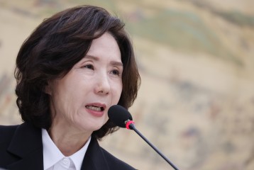 “모르면 모른다고 하세요!” 전문성 지적에 ‘진땀 뺀’ 이진숙 [세상&]