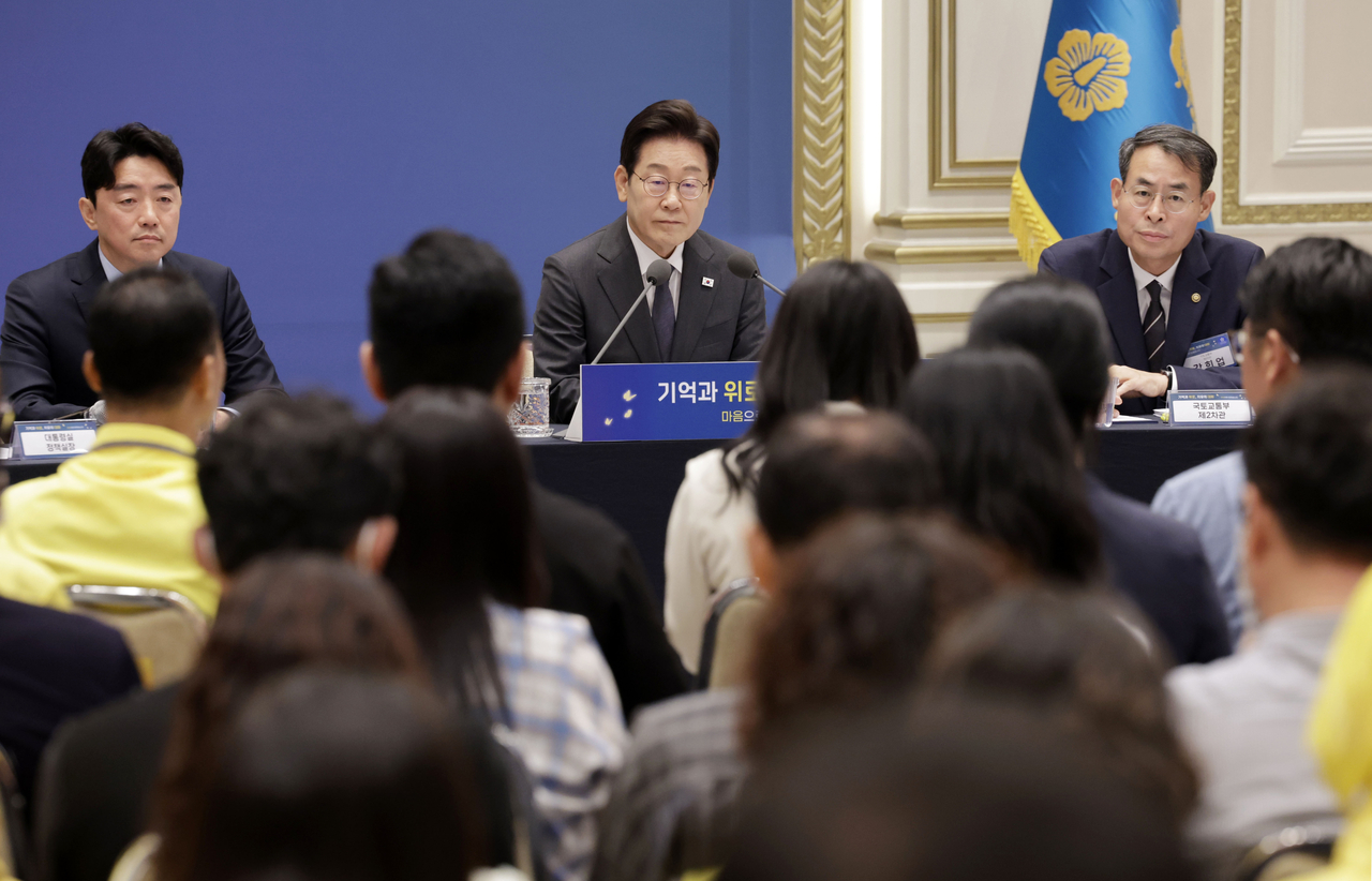이재명 대통령이 16일 청와대 영빈관에서 ‘기억과 위로, 치유의 대화’ 사회적 인생한방 토토사이트 유가족과의 간담회를 하고 있다. 강훈식(왼쪽부터) 대통령비서실장, 이 대통령, 강희업 국토교통부 2차관. [연합]