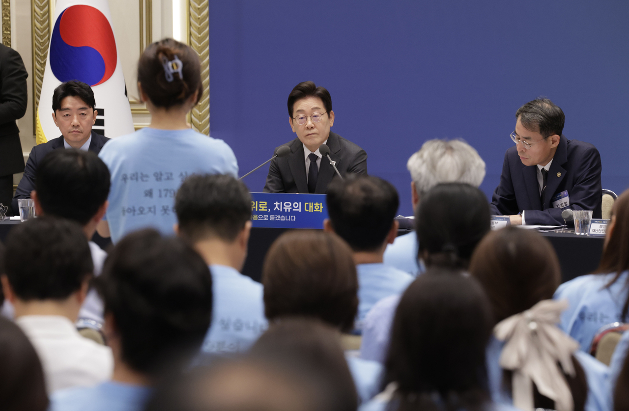 이재명 대통령이 16일 청와대 영빈관에서 열린 ‘기억과 위로, 치유의 대화’ 사회적 인생한방 토토사이트 유가족 간담회에서 12·29 제주항공 여객기 인생한방 토토사이트 유가족 발언을 듣고 있다. [연합]