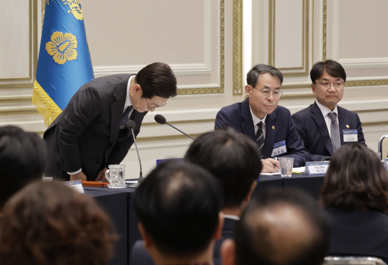 이재명 대통령이 16일 청와대 영빈관에서 ‘기억과 위로, 치유의 대화’ 사회적 인생한방 토토사이트 유가족 간담회를 하며 참석 유가족들을 향해 허리 숙여 인사하고 있다.  [연합]