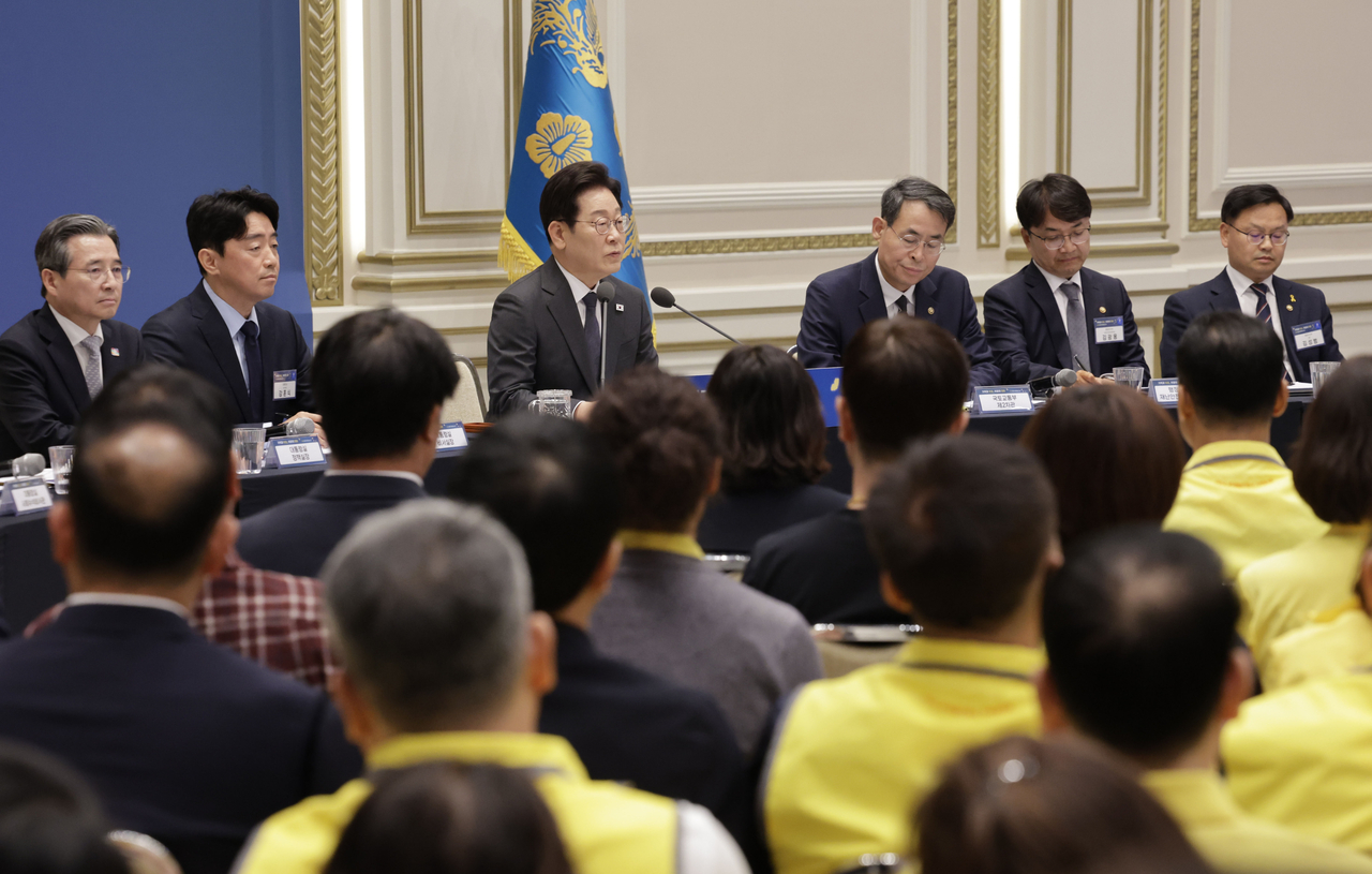 DIALOGUE TO HEAL -- President Lee Jae Myung (center) speaks at a memorial event held at Cheong Wa Dae in Seoul on Wednesday, held to console those bereaved by major tragedies over the past decades. Attendees included families of victims from the 2014 Sewol ferry sinking, the 2022 Itaewon crowd crush, a 2023 underpass flooding and a 2024 plane crash. Delivering a formal apology, Lee said past governments had “failed to protect the lives and safety of the people.” (Pool photo via Yonhap)
