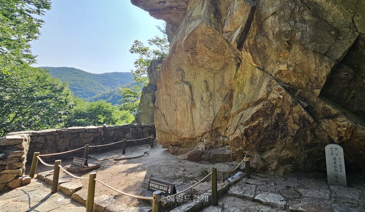 서산 마애여래삼존불