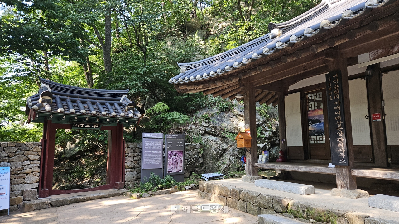 실시간 해와 토토사이트 마애여래삼존불 관리사무소와 불이문