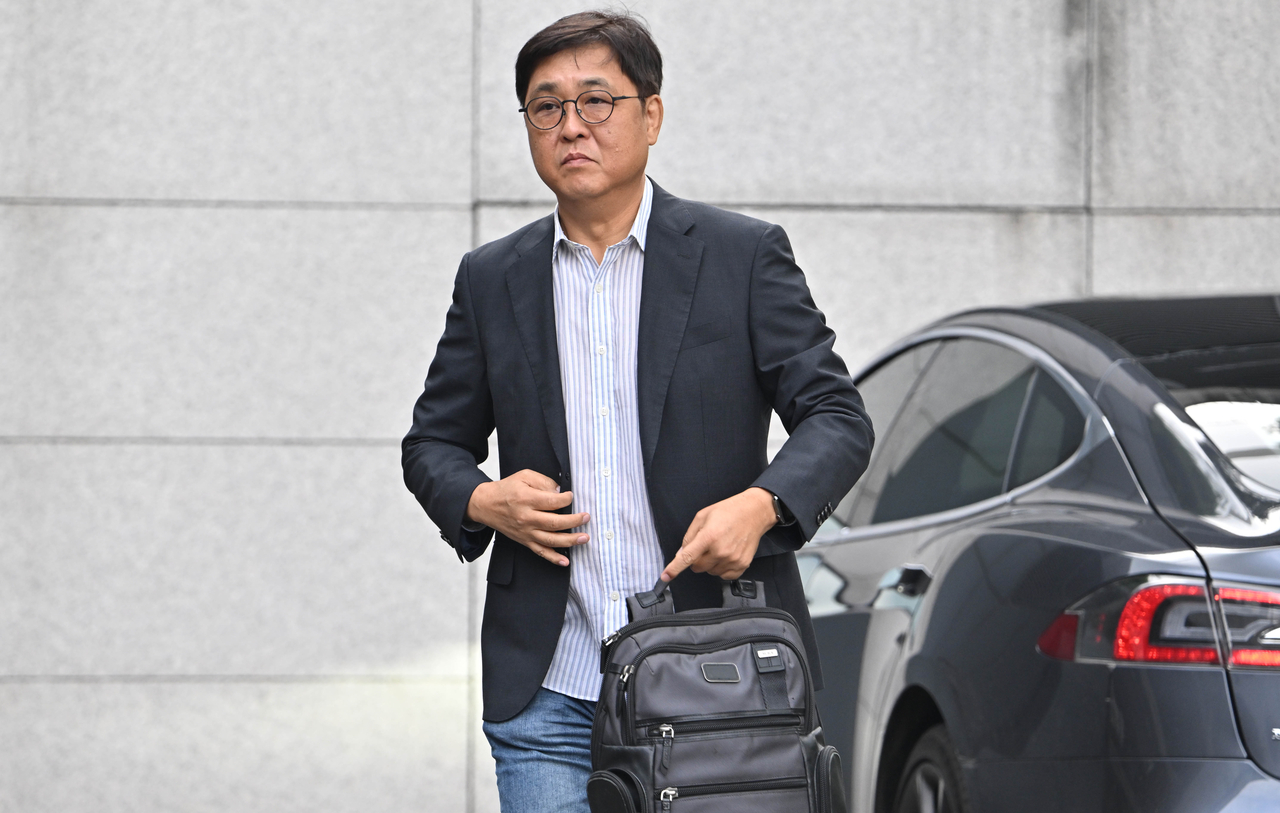 최휘영 문화체육관광부 장관 후보자가 14일 오전 서울 종로구 국립현대미술관에 마련된 인사청문회 준비 사무실로 출근하고 있다. 임세준 기자