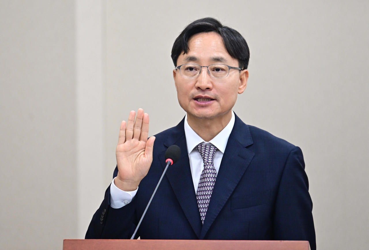 임광현 국세청장 솜사탕토토가 15일 서울 여의도 국회 기획재정위원회에서 열린 인사청문회에서 선서하고 있다. 이상섭 기자