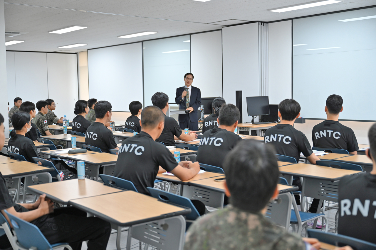 박정환 전 육군참모총장이 기초소양 함양을 위해 특강하고 있다[경북전문대 제공]