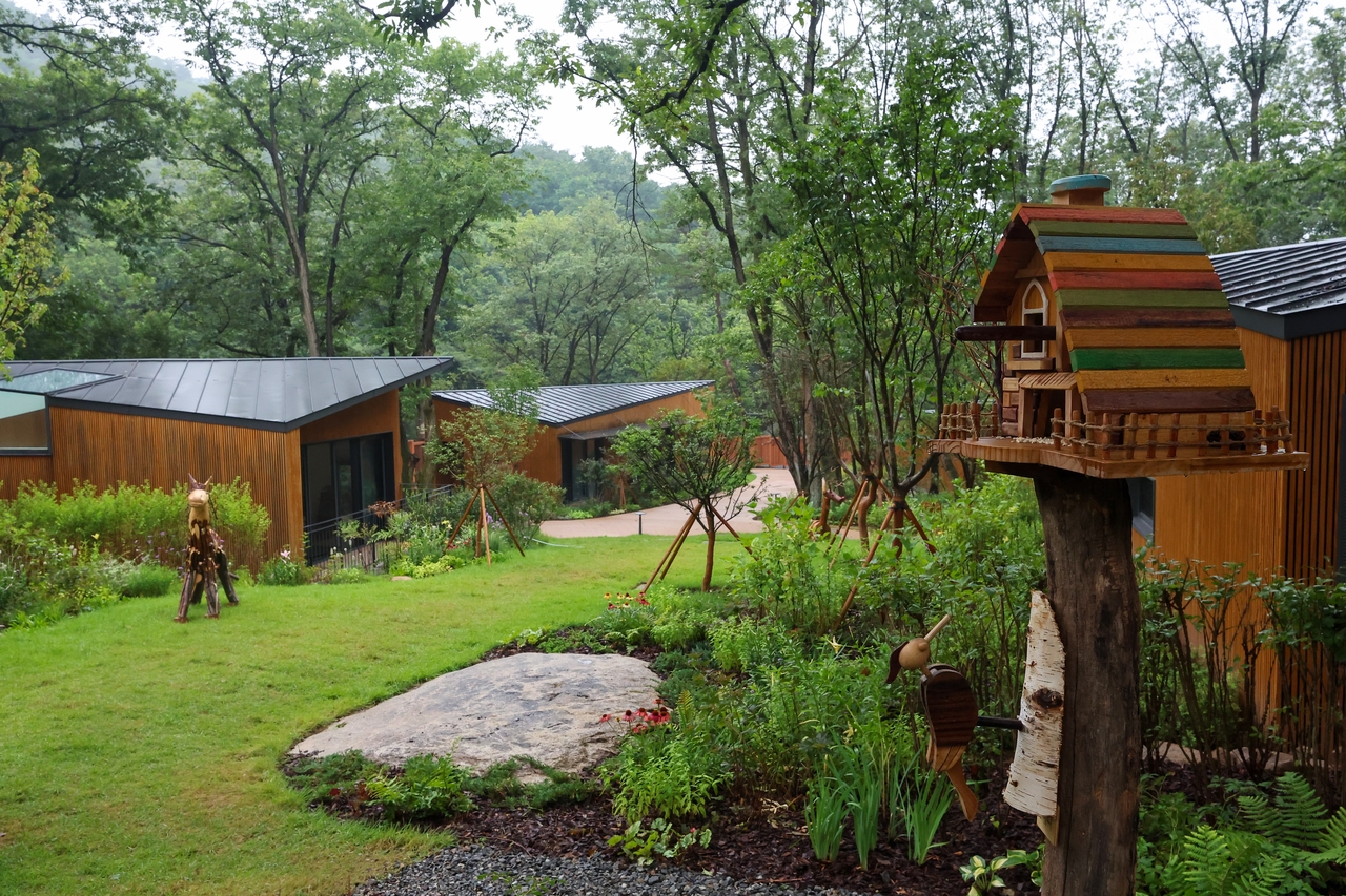 Wooden lodges and playful forest-themed details are seen at Surak Hyu on Wednesday, ahead of its public launch as Seoul’s first urban forest retreat. (Nowon-gu Office)