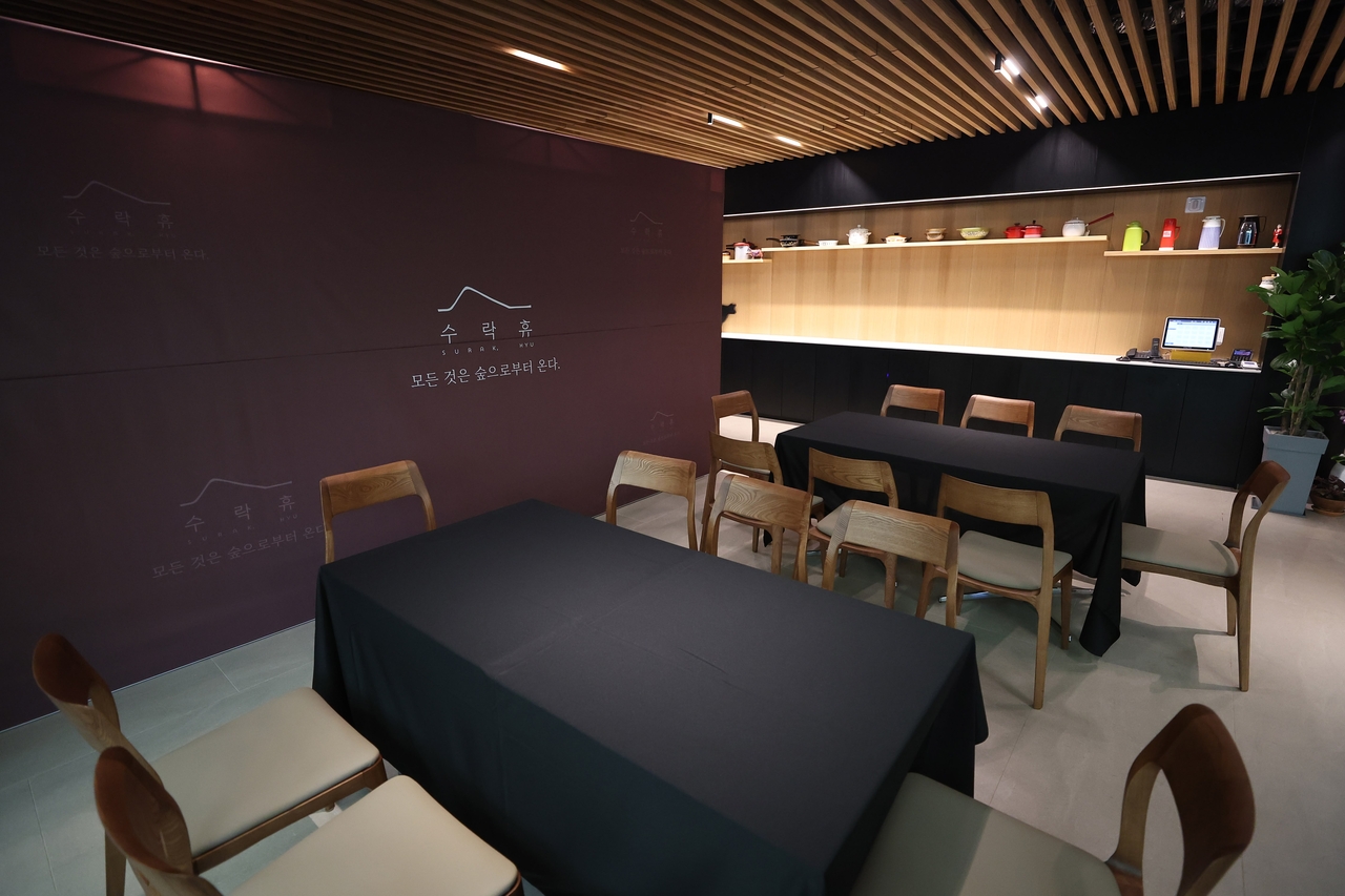 Rather than offering a barbecue area, Surak Hyu provides a full-service restaurant. (Nowon-gu Office)