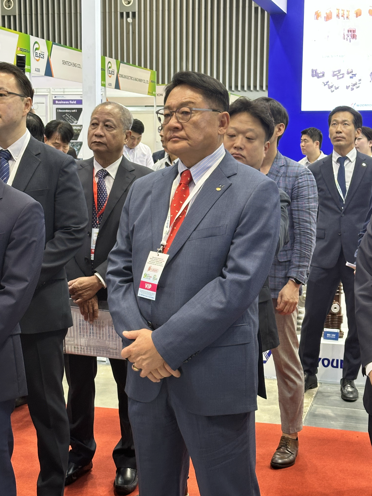 Koo Ja-kyun (center), chair and CEO of LS Electric, attends a presentation at the company’s exhibition booth during Elecs Vietnam 2025 on Wednesday at the Saigon Exhibition and Convention Center in Ho Chi Minh, Vietnam. (Byun Hye-jin/The Korea Herald)