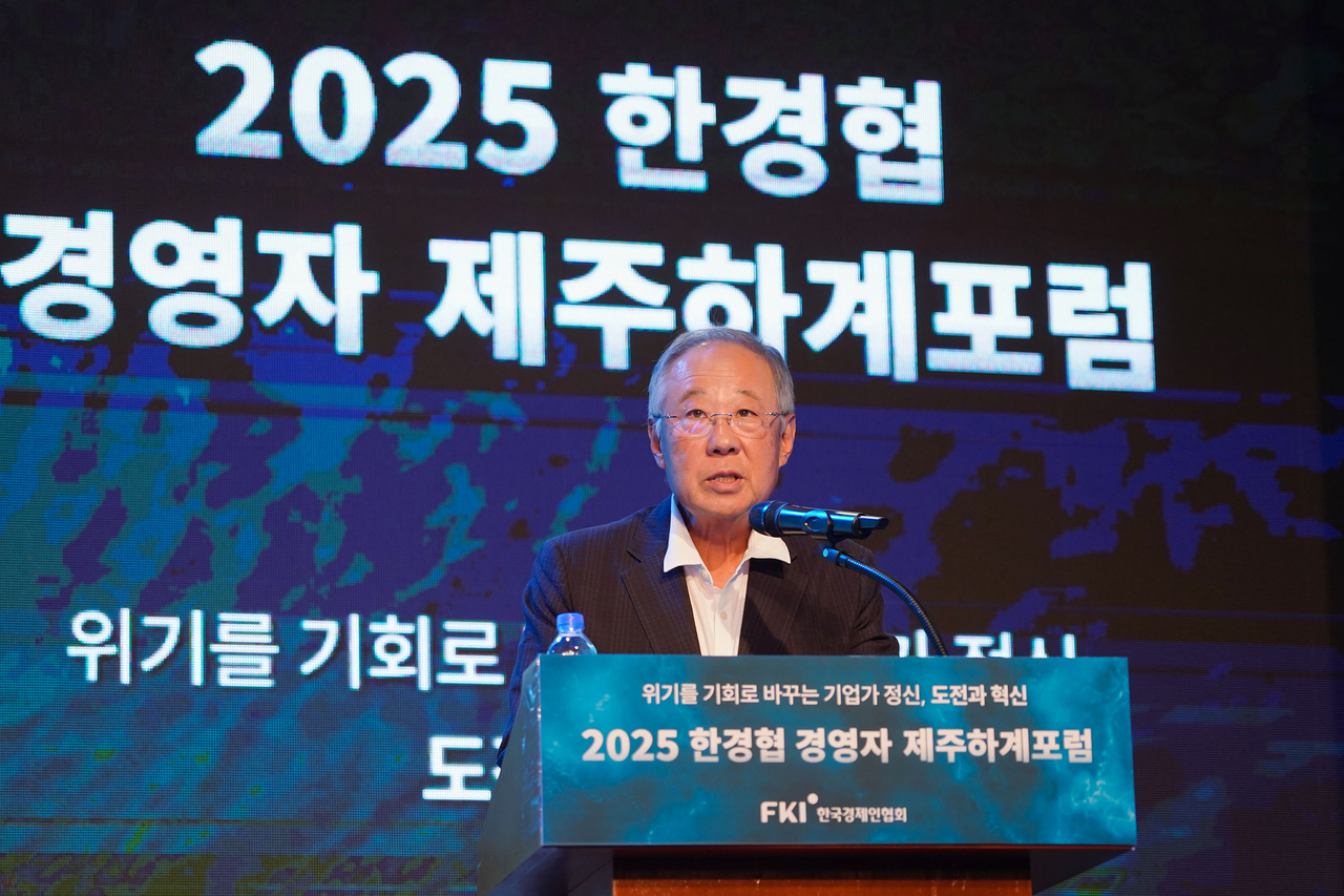 류진 한국경제인협회 회장이 16일 제주 서귀포시 롯데호텔에서 개막한 ‘2025년 롤 스포츠토토 경영자 제주하계포럼’에서 개회사를 하고 있다. [한국경제인협회 제공]