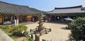 외국인도 꼭 가봐야 할 사찰…서산 개심사·마애삼존불·보원사지 [정용식의 사찰 기행]