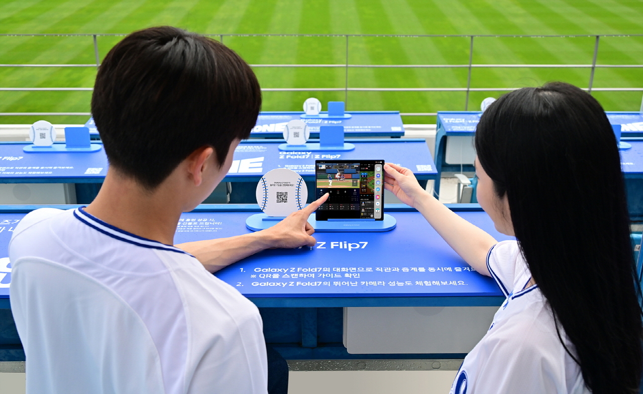 대구 삼성 라이온즈 파크 ‘루프탑석’에서 방문객들이 ‘갤럭시 Z 폴드7’의 대화면으로 멀티태스킹 기능을 체험하는 모습. [파주 토토사이트 제공]