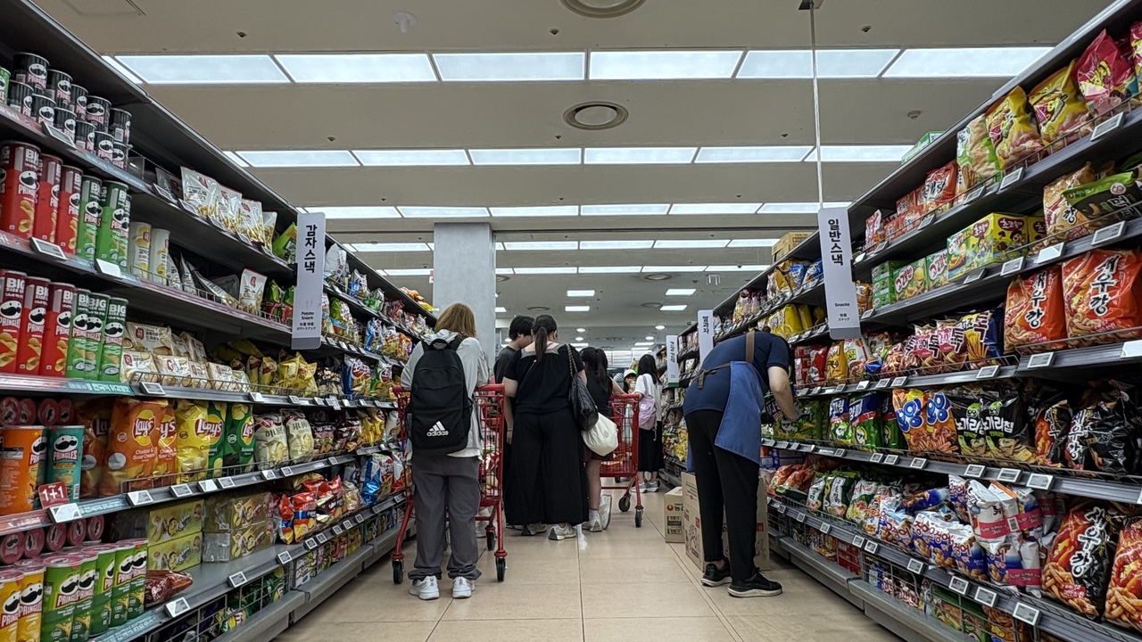 지난 16일 롯데마트 제타플렉스 서울역점에서 토토사이트 자유게시판 관광객들이 과자를 고르고 있다.  박연수 기자