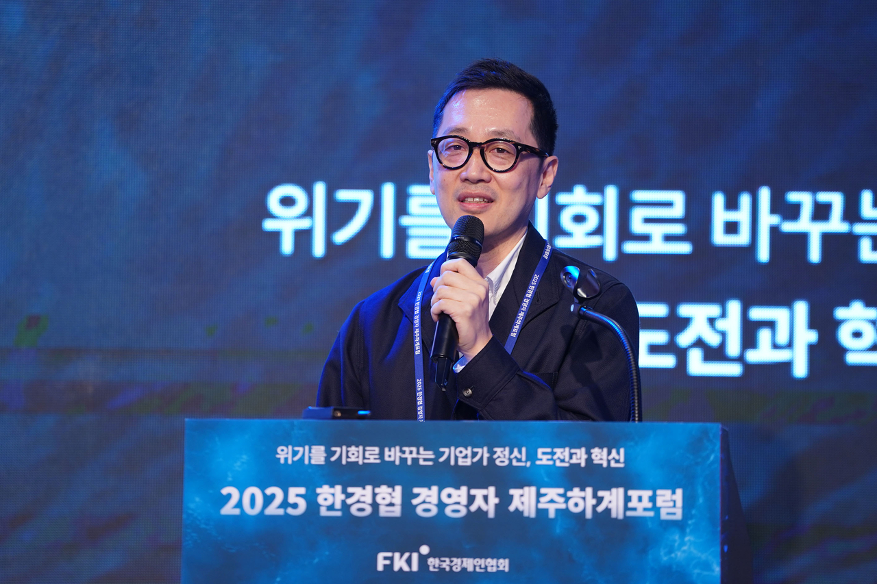 최재원 SAMG엔터테인먼트 부사장이 17일 제주 롯데호텔에서 열린 ‘2025 한경협 CEO 제주하계포럼’에 참석해 강연을 하고 있다. [한국경제인협회 제공]