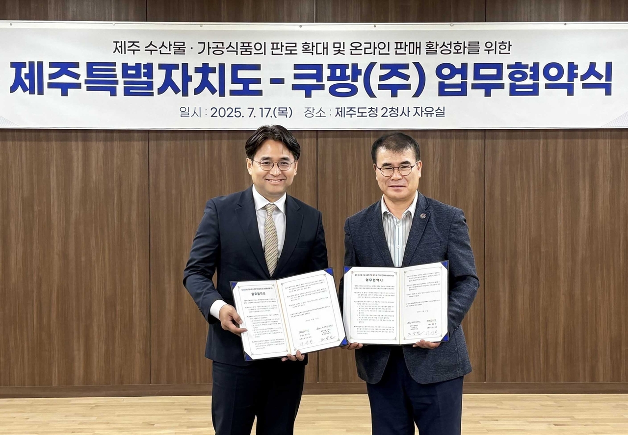 이성한(왼쪽) 퍼스타 토토 로켓프레시 본부장과 오상필 제주특별자치도 해양수산국장이 업무협약식 후 기념 촬영을 하고 있다. [퍼스타 토토 제공]