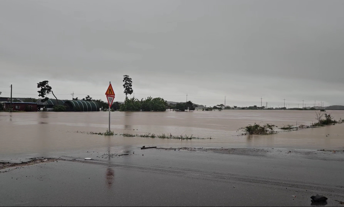 A road in a village in Seosan, South Chungcheong Province, are seen submerged by heavy rain Thursday. (Yonhap)