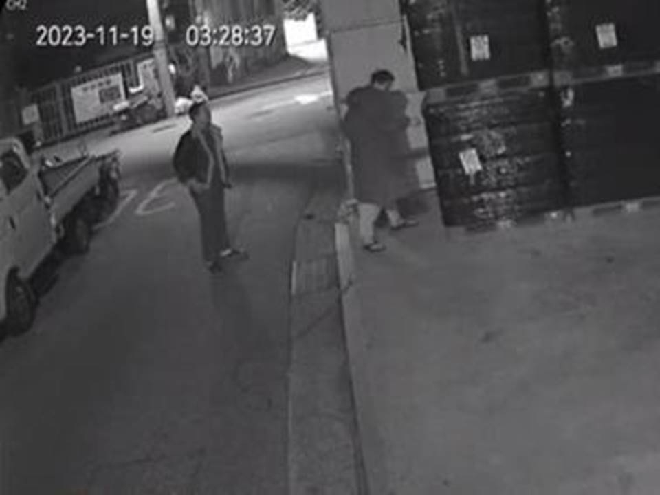 지난 2023년 서울 금천구 합숙소 주변에서 진성파 토토사이트 구 레드원이 생수통을 향해 흉기를 찌르는 모습. [서울경찰청 제공]