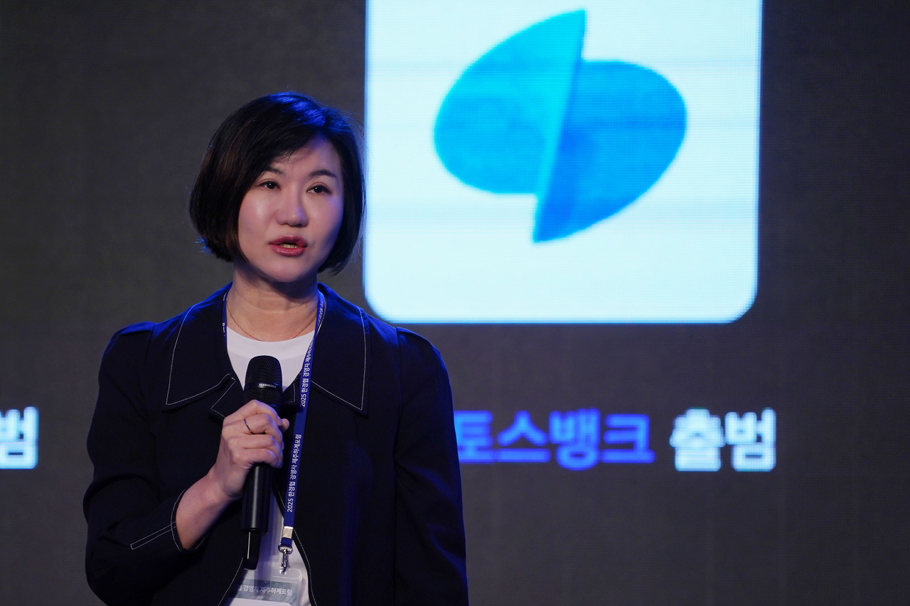 이은미 토토사이트 가입거절 대표가 17일 제주 롯데호텔에서 열린 ‘2025 한경협 CEO 제주하계포럼’에 참석해 강연을 하고 있다. [한국경제인협회 제공]