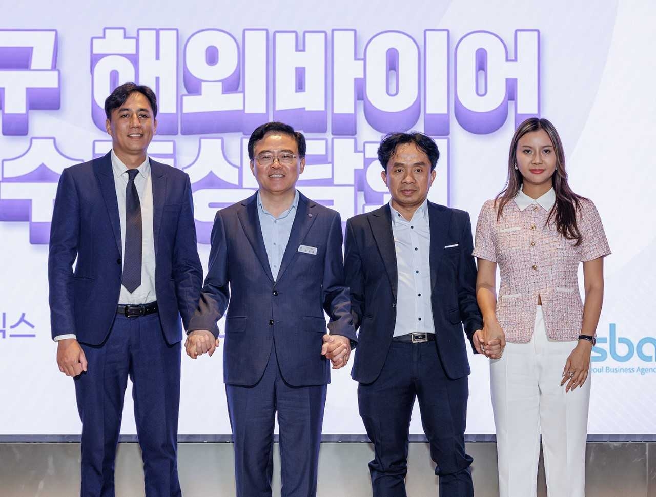 진교훈 서울 강서구청장(왼쪽 두 번째)이 코엑스마곡에서 열린 ‘해외바이어 초청 강서구 수출상담회’에서 베트남, 태국 레프레 토토사이트 3곳과 ‘지역 중소레프레 토토사이트의 해외 진출을 위한 업무협약’을 체결하고 기념촬영을 하고 있다.