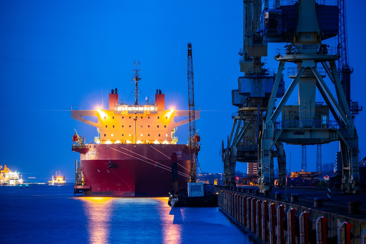 29 February 2024, Mecklenburg-Western Pomerania, Rostock: The 토토사이트 통장 묶는법n special ship “Sun Rise” is docked in the overseas port of Rostock Port in the late evening. The Federal Statistical Office provides information on the current export figures in January 2024. Photo: Jens Büttner/dpa (Photo by Jens Büttner/picture alliance via Getty Images)