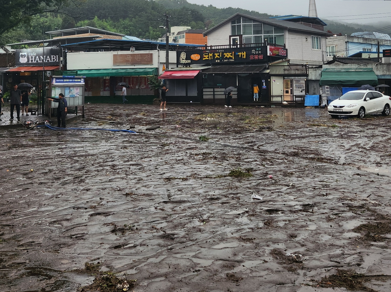 Mud and debris cover the Nogeok-dong area in Buk-gu, Daegu, on Friday. (Yonhap)