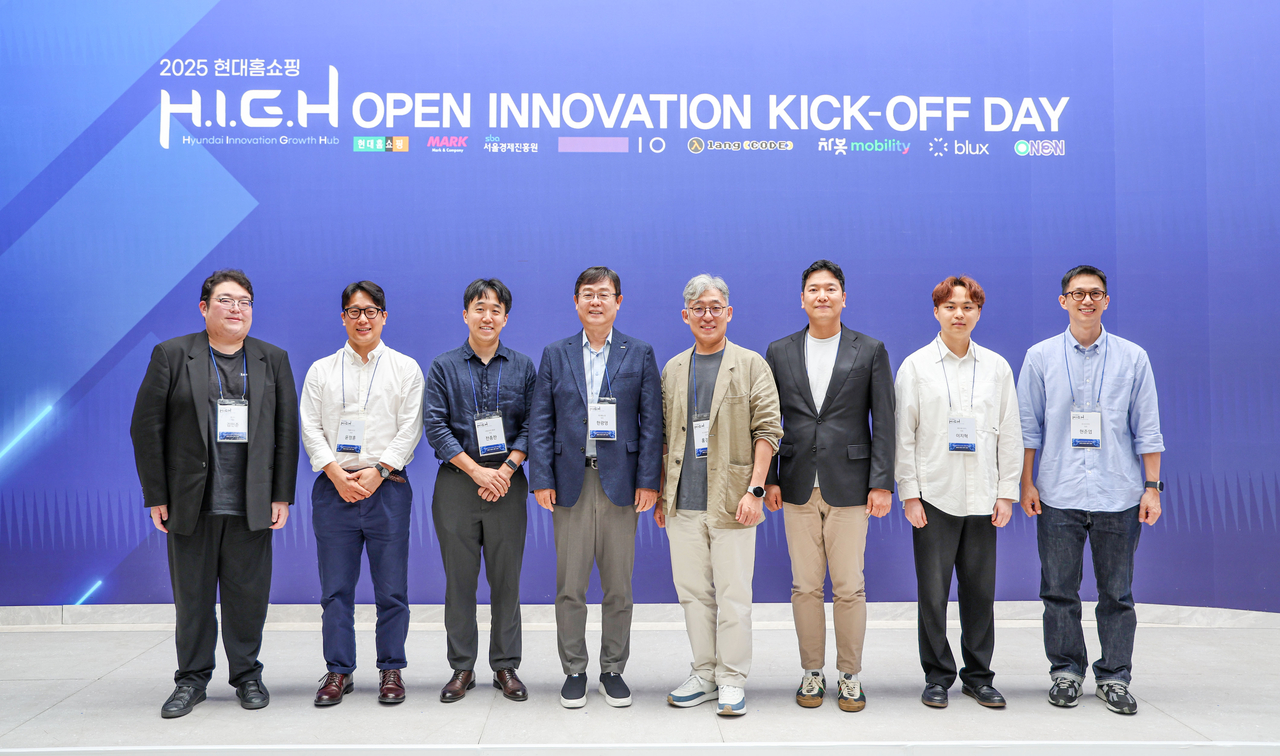 김민준(왼쪽부터) 랭코드 대표, 윤정훈 퍼플아이오 대표, 전종찬 서울경제진흥원 책임, 한광영 레프레 토토사이트 대표이사, 홍경표 마크앤컴퍼니 대표, 강병희 차봇모빌리티 부대표, 이지혁 제트에이아이 대표, 현준엽 로쉬코리아 대표가 ‘킥오프 데이’에서 기념 촬영을 하고 있다.