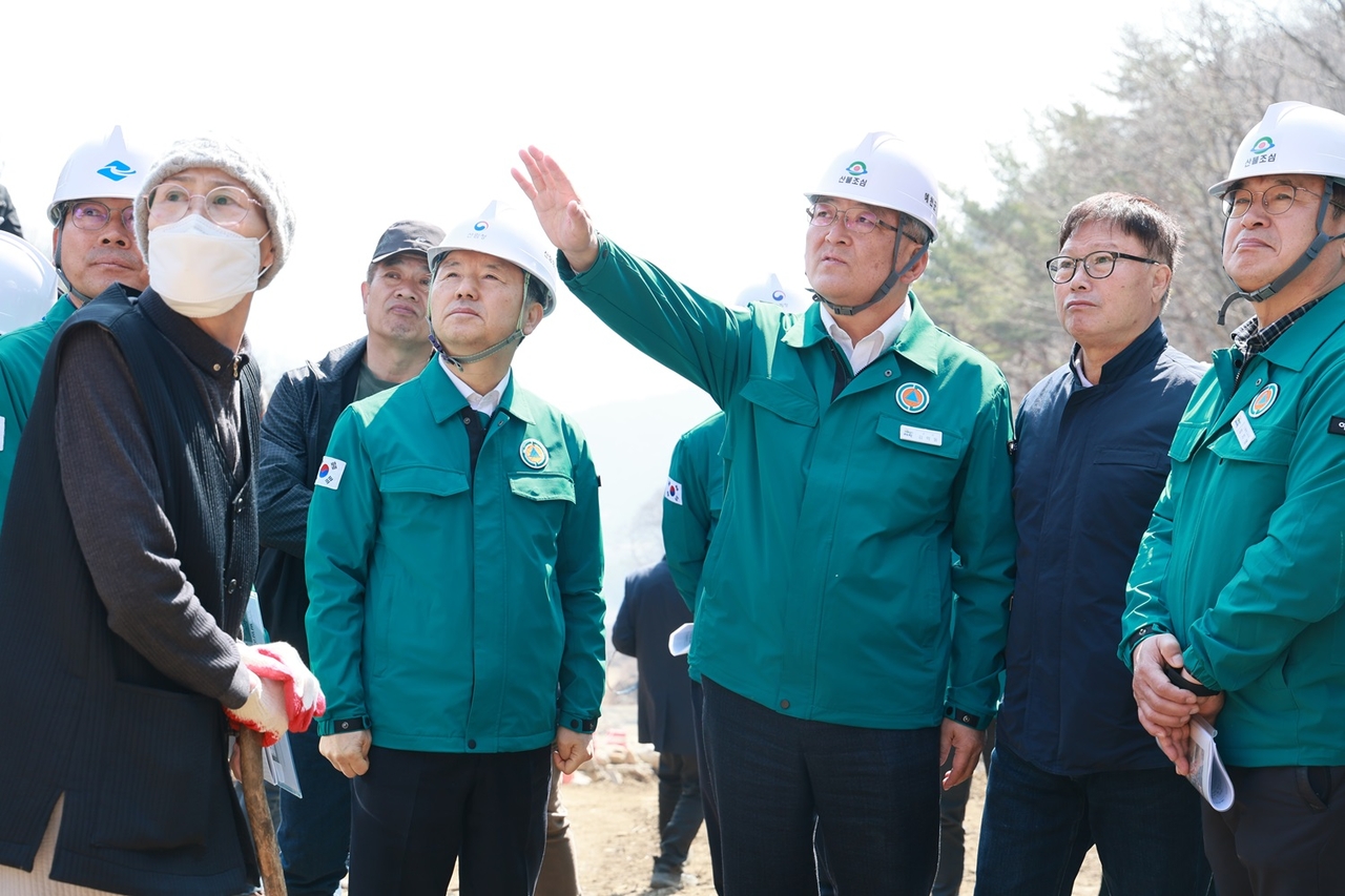 김학동 예천군수가 2023년 폭우 피해 지역의 복구현장을 둘러보고 있다 [예천군 제공]
