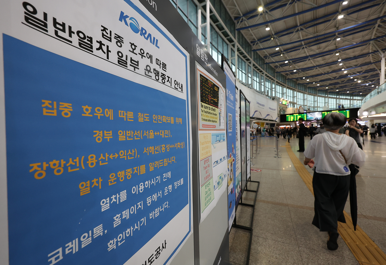 A notice at Seoul Station on Thursday informs passengers of partial service suspensions on the Gyeongbu, Janghang and Seohae railway lines due to heavy rain alerts across South Korea. (Yonhap)