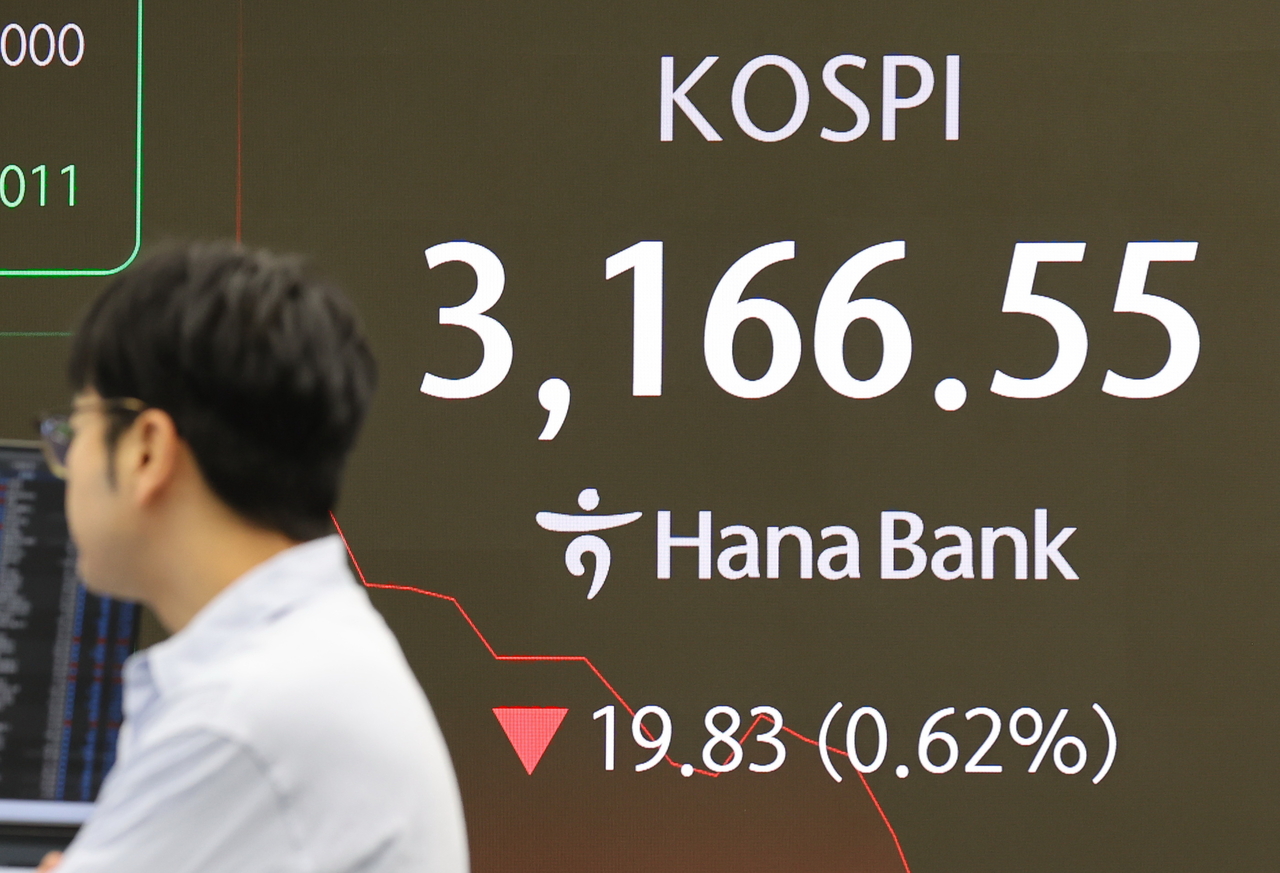 17일 서울 중구 하나은행 본점 딜링룸에서 직원들이 업무를 보고 있다. 이날 코스피는 전장보다 15.04포인트(0.47%) 오른 3,201.42로 시작했으나 9시 20분 현재 하락세를 보이고 있다. [연합뉴스]