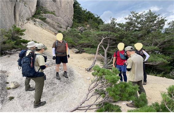 샛길(비법정탐방로) 출입 시노 스 토토사이트 모습[국립공원공단 제공]