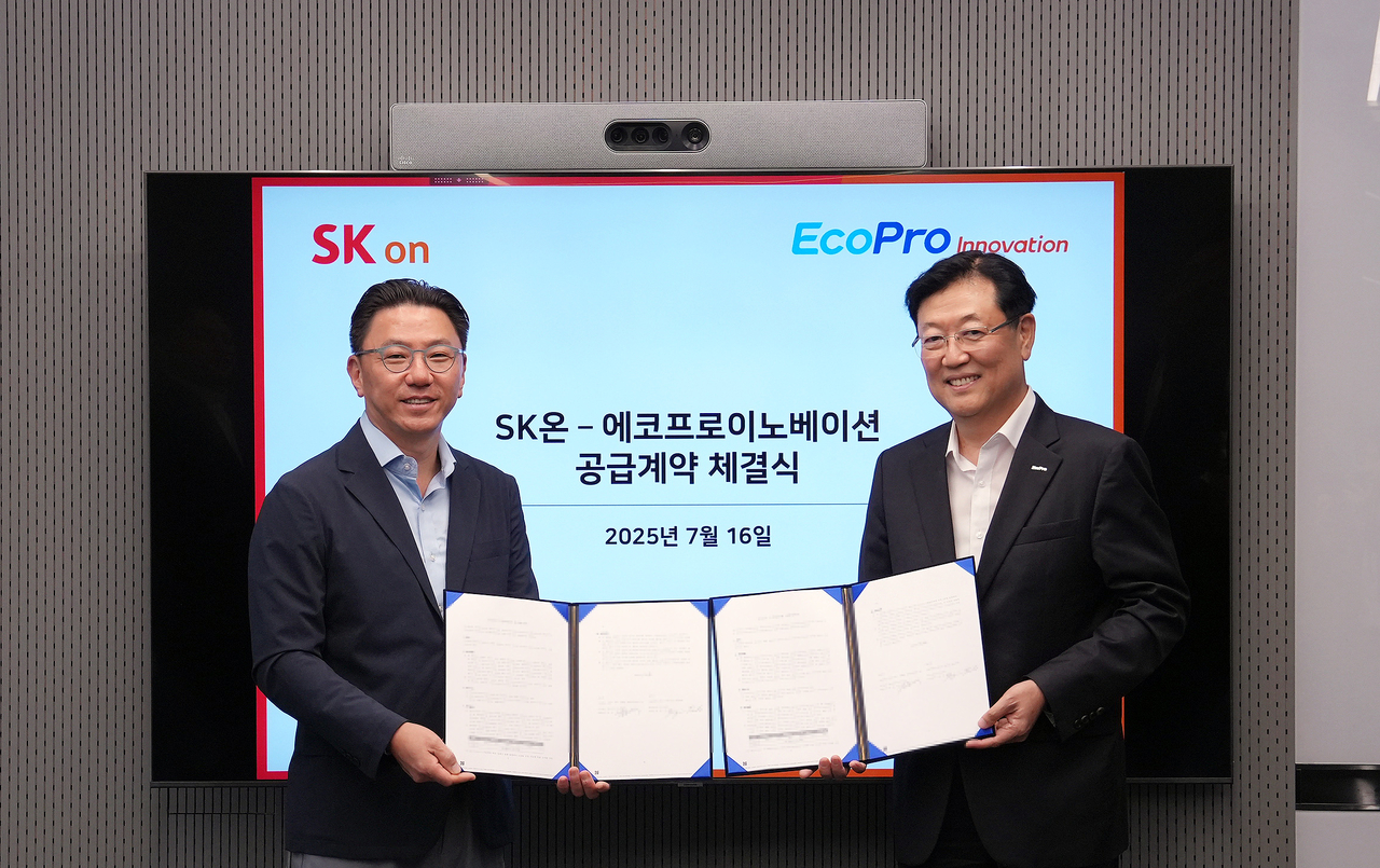 Park Jong-jin (left), head of strategic purchasing at SK On, and Kim Yoon-tae, CEO of EcoPro Innovation, take a commemorative photo during a partnership-signing ceremony in Seoul on Wednesday. (SK On)