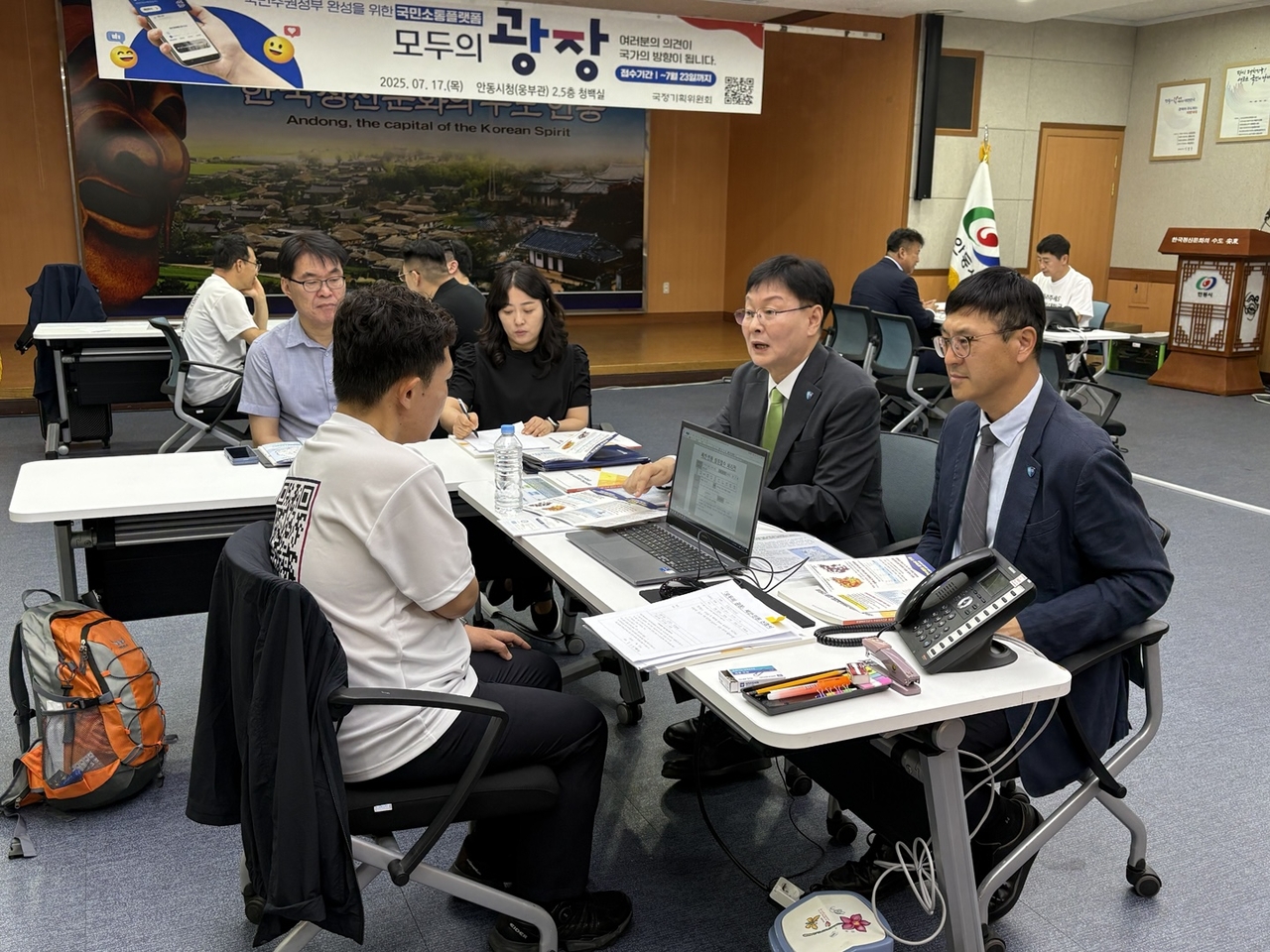 정태주 국립경국대학교 총장과 이혁재 국립경국대 부총장이 대통령직속 국정기획위원회에 경북북부지역 의과대학 설립을 제안하고 있다.[국립경국대 제공]